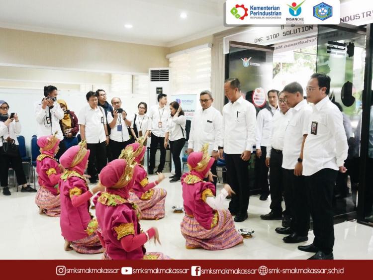 Tari penyambutan Menteri Perindustrian oleh siswa SMAKMA di BBIHP Makassar